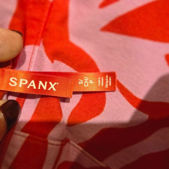 Spanx On The Go 4" Stylish Pink and Red Patterned Women's Shorts, Size S Petite. - Picture 5 of 7